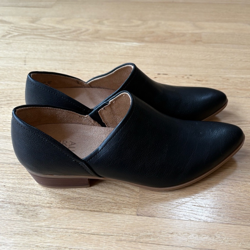 Naturalizer Black Pointed Toe Slip on Shoes Size 7.5 in Excellent Condition